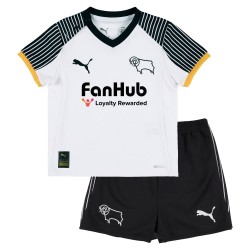 Conjunto local Derby County 2025/26 niño